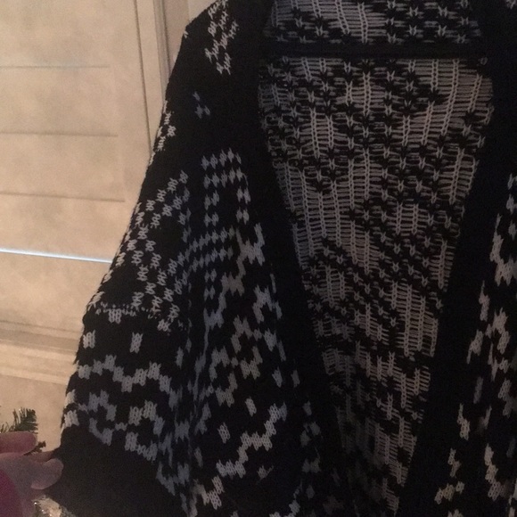 Stylish & beautiful sweater - Picture 2 of 5